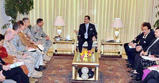  Senator Kerry, General Petraeus call on Pakistan's top brass 